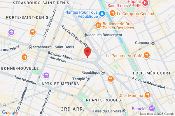 Un livre et une tasse de thé